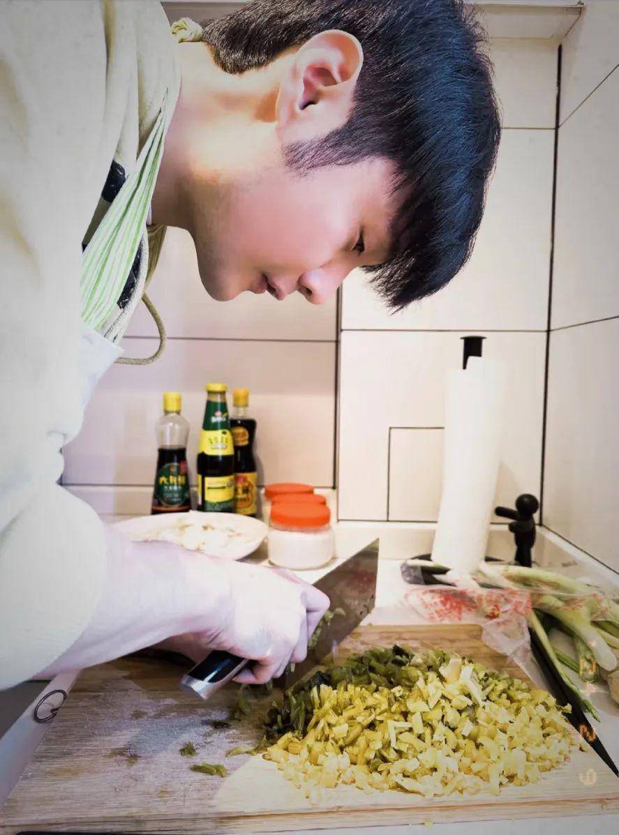 考古|李荣浩卡零点为杨丞琳庆生，十年爱情比你想象的还甜，男方靠这招成“大赢家”
